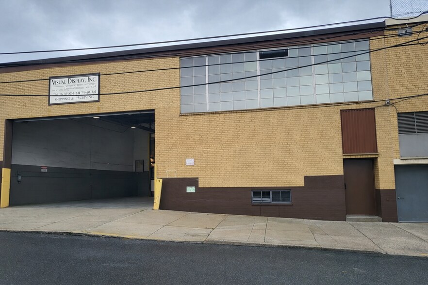 More Photos Of 2515 50th St, Woodside Warehouse For Lease