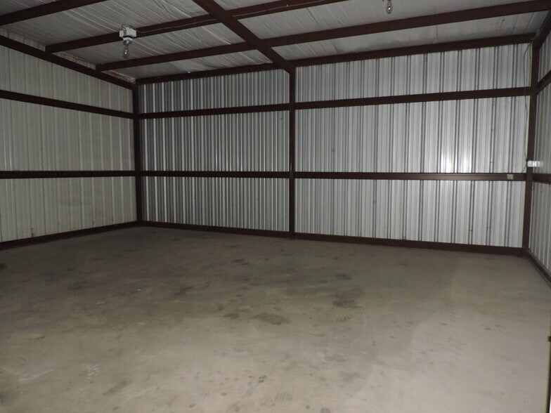 More Photos Of 920 W Mason St, Mabank Manufacturing For Sale