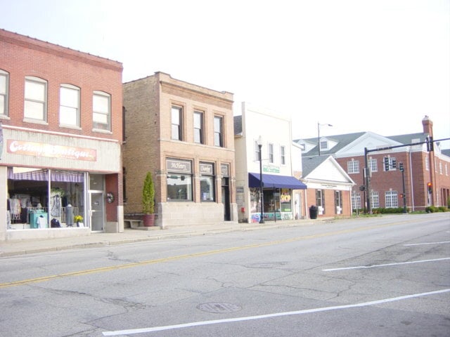 More Photos Of 1249 N Green St, McHenry Storefront For Lease