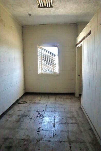 More Photos Of 912 N Beverly Dr, Wichita Falls Warehouse For Lease