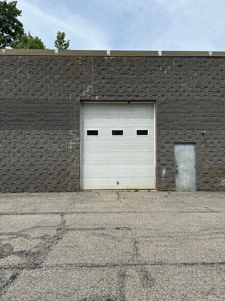 More Photos Of 78 Londonderry Tpke, Hooksett Light Distribution For Lease