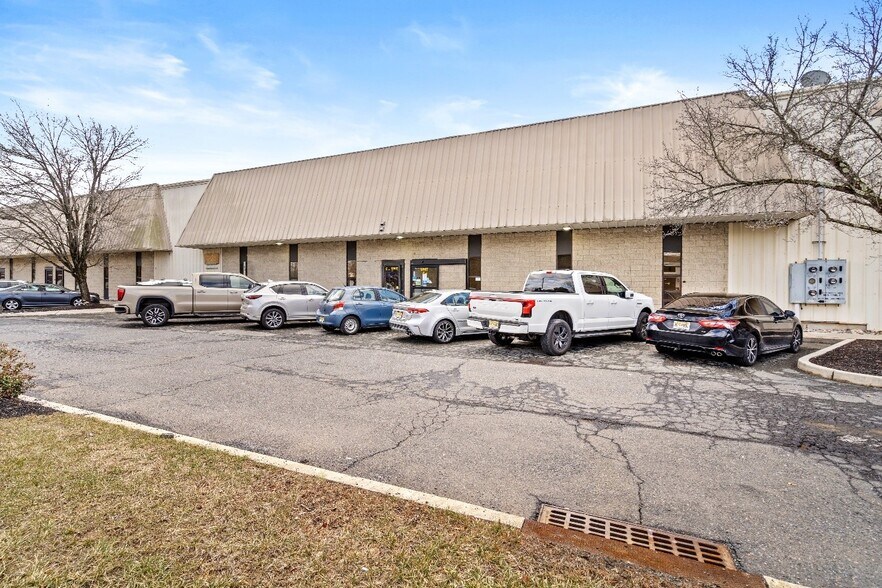 More Photos Of 3 Nami Ln, Hamilton Light Distribution For Lease