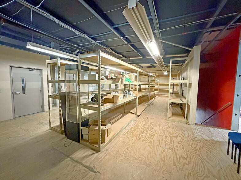 More Photos Of 205 N 44th St, Mount Vernon Showroom For Lease