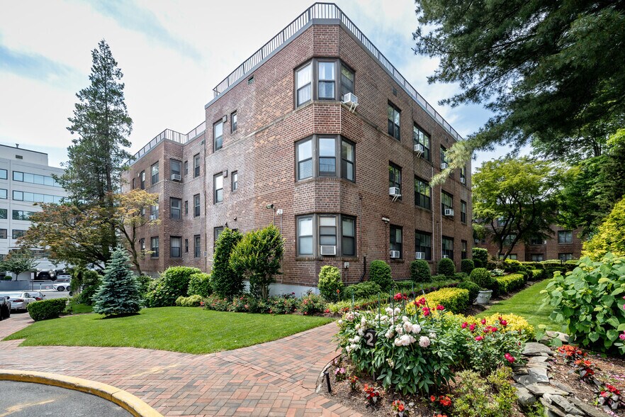 Primary Photo Of 49-81 Cuttermill Rd, Great Neck Apartments For Lease