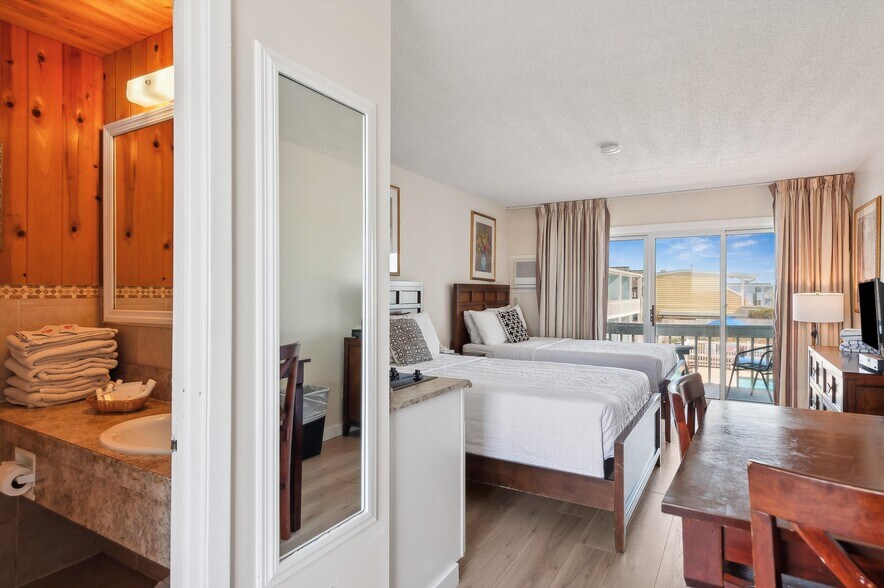 More Photos Of 84 S Emerson Ave, Montauk Hotel For Sale