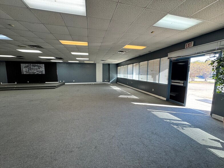 More Photos Of 421 N Gilmer Ave, Lanett General Retail For Sale