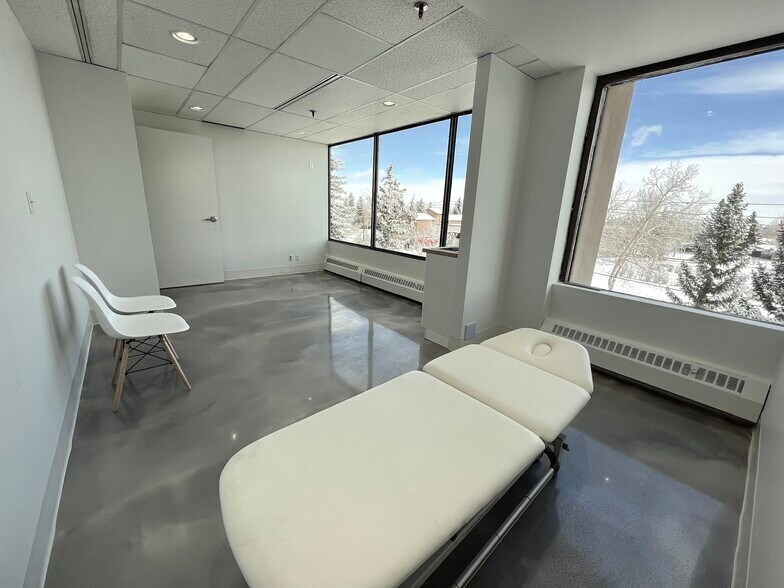 More Photos Of 290 Midpark Way SE, Calgary Medical For Lease