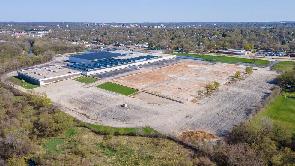 More Photos Of 4000 Auburn St, Rockford Distribution For Lease