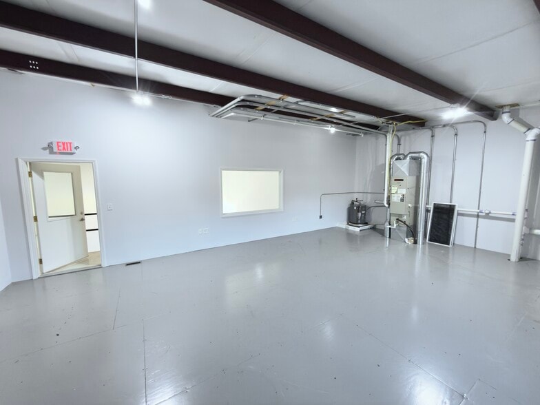 More Photos Of 1011 Rail Dr, Woodstock Warehouse For Lease