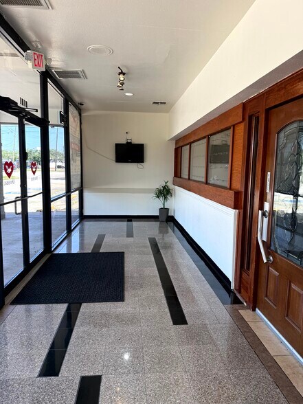 More Photos Of 5151 Avenue H, Rosenberg Restaurant For Sale