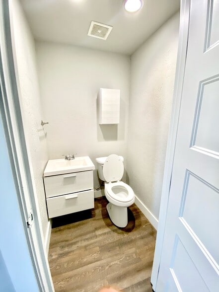 More Photos Of 400 Maxi Ct, Yukon Warehouse For Lease