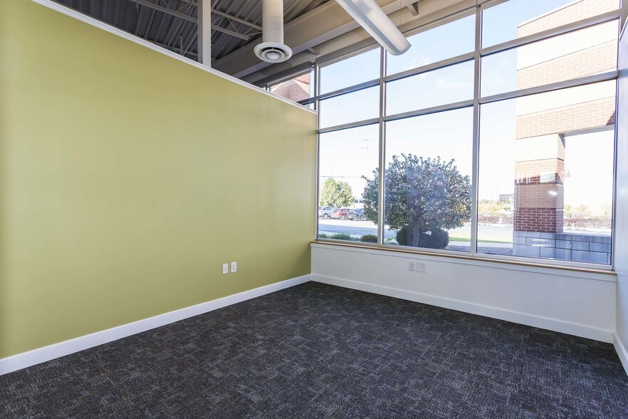 More Photos Of 900 Spring St, Jeffersonville Medical For Lease