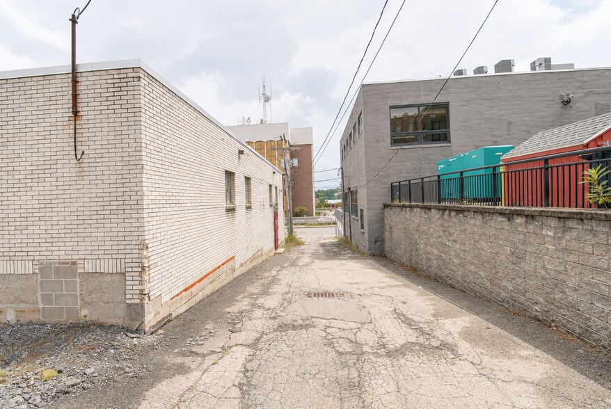 More Photos Of 309 Prendergast Ave, Jamestown Flex For Sale