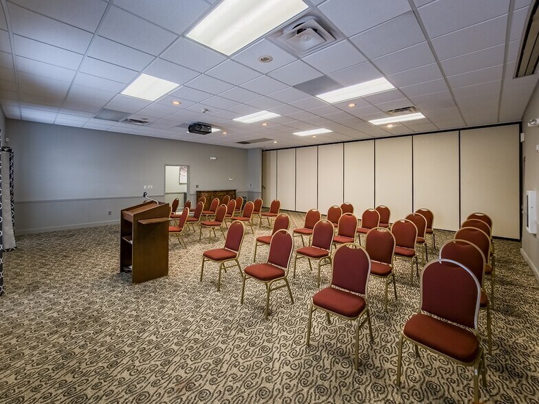 More Photos Of 806 US-82, Tifton Office For Sale