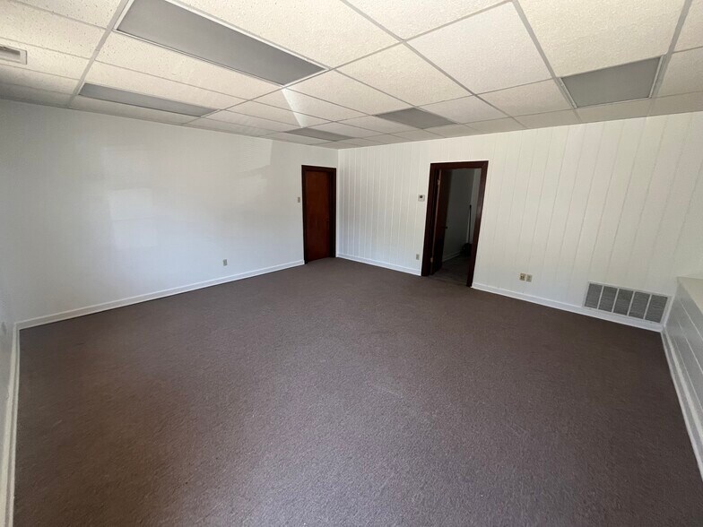 More Photos Of 209 S Pioneer Dr, Abilene Flex For Lease