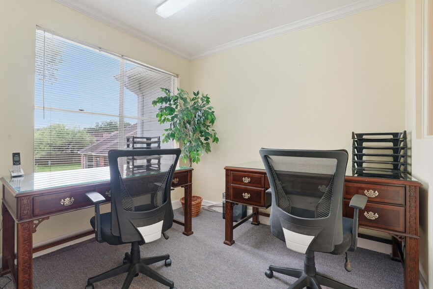 More Photos Of 13700 Lakewood Forest Dr, Houston Office For Sale