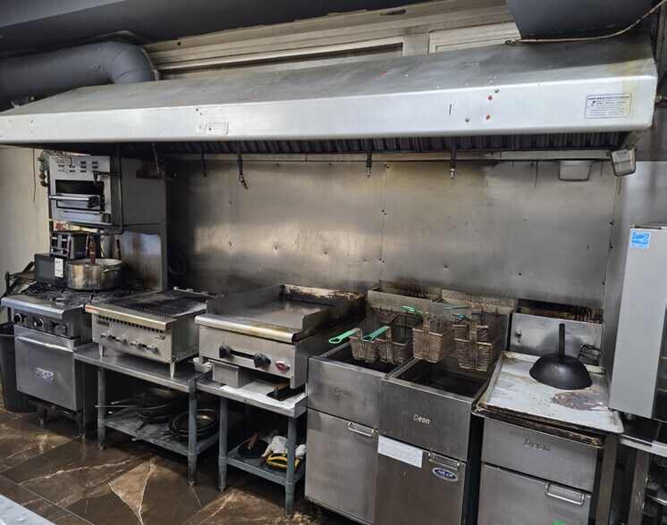 More Photos Of 72 James St, Parry Sound Hotel For Sale