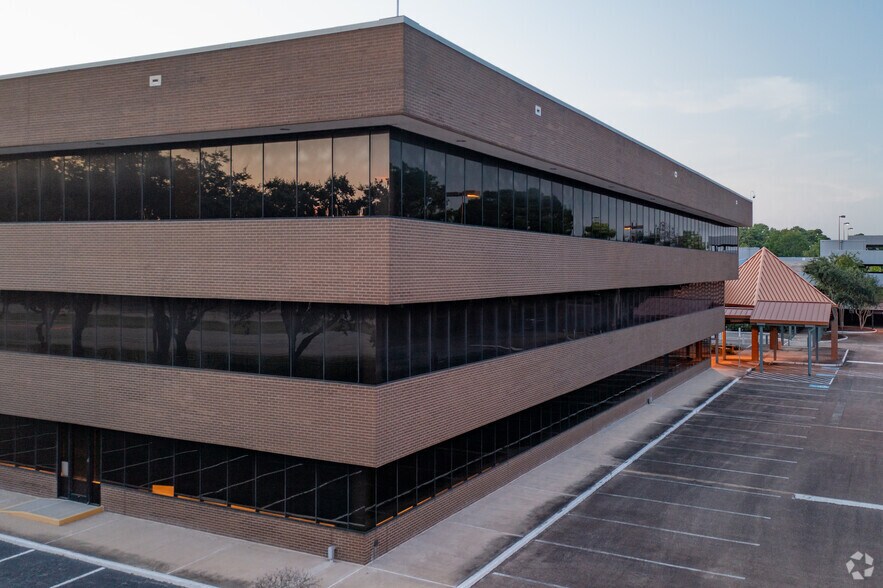 More Photos Of 263 N Sam Houston Pky E, Houston Office For Sale