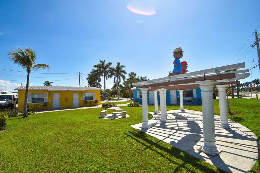 More Photos Of 14621 McGregor Blvd, Fort Myers Apartments For Sale