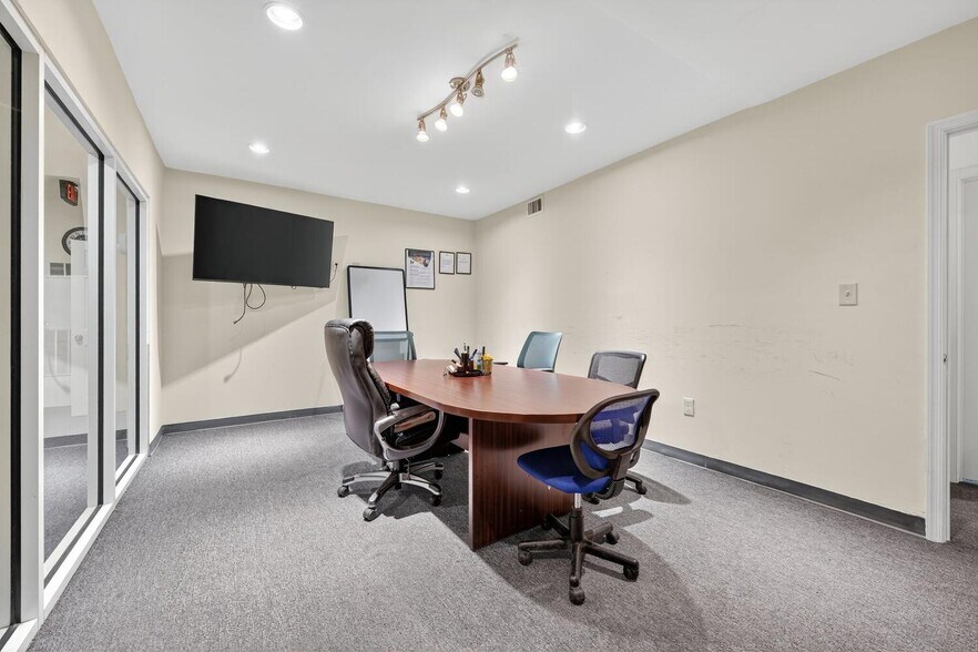 More Photos Of 606 Raleigh Pl SE, Washington Flex For Sale