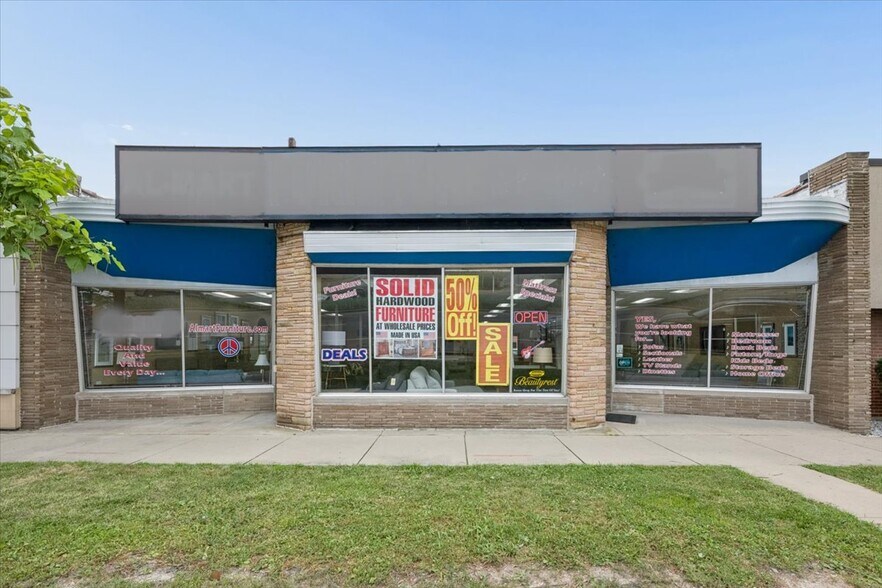 More Photos Of 7045 W North Ave, Oak Park Storefront For Sale