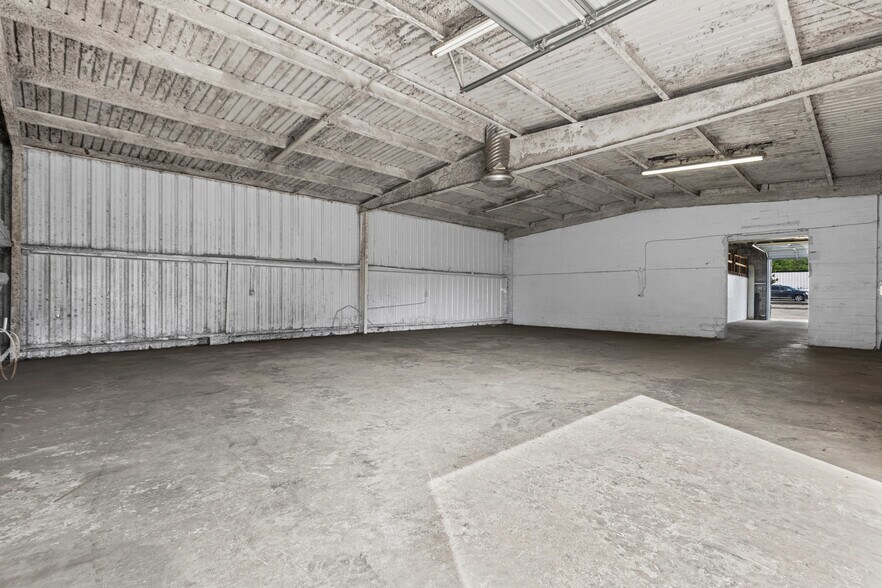 More Photos Of 4715 Turner Warnell Rd, Arlington Warehouse For Sale