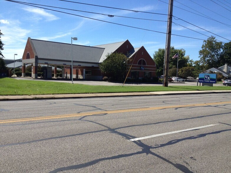 More Photos Of 1000 Professional, Evansville Bank For Sale