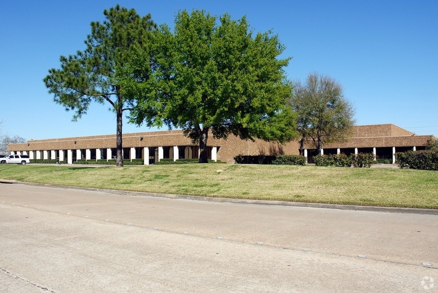 More Photos Of 7000-7070 Empire Central Dr, Houston Warehouse For Lease