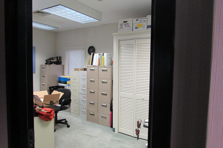 More Photos Of 20 Industrial Dr, Middletown Light Manufacturing For Sale