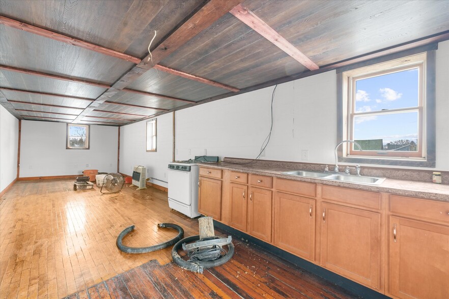 More Photos Of 102 S Richmond St, Fleetwood Warehouse For Sale