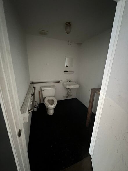 More Photos Of 4260 James St, Port Charlotte Warehouse For Lease