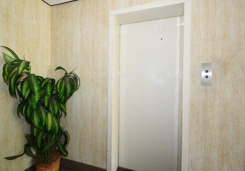 More Photos Of 30 S Ocean Ave, Freeport Loft Creative Space For Lease