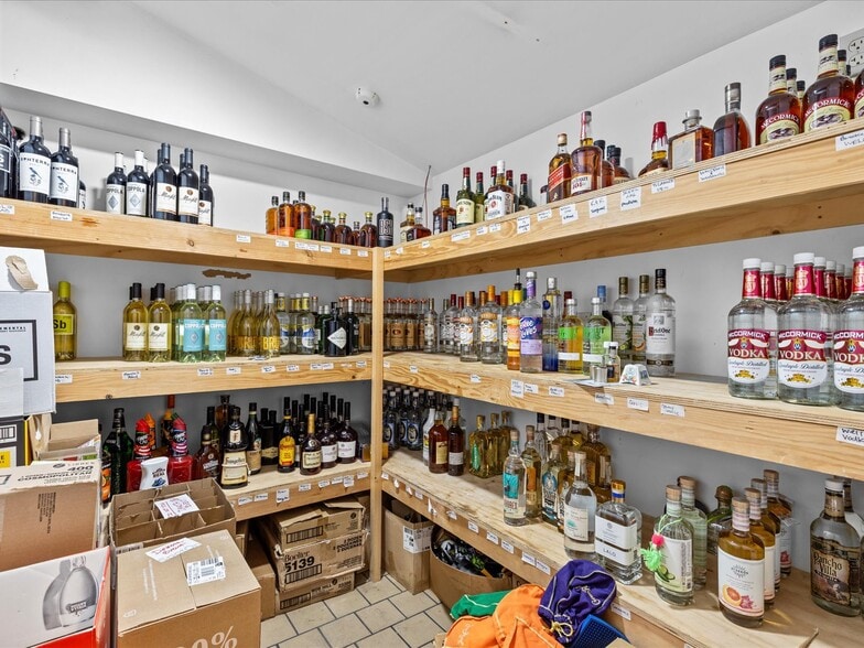 More Photos Of 14417 124th Ave NE, Kirkland Bar For Sale