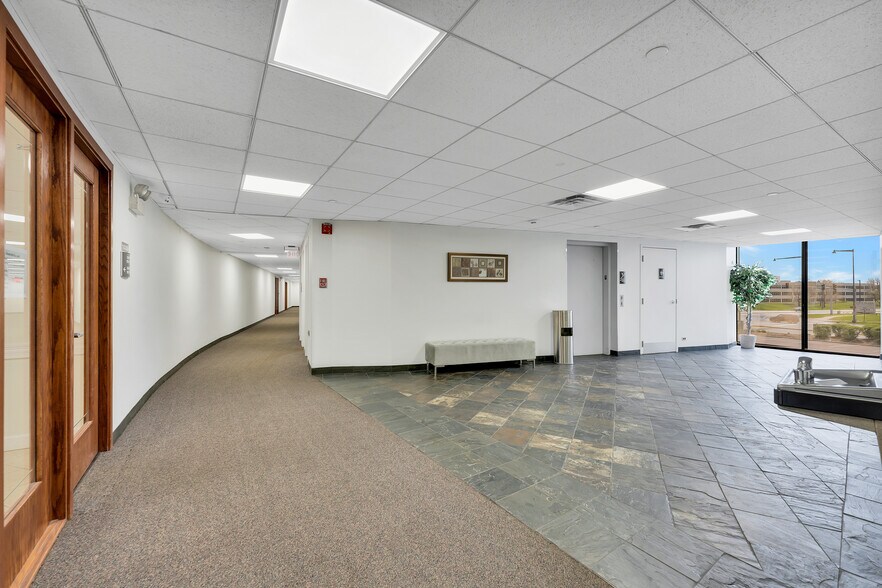More Photos Of 800 Enterprise Dr, Oak Brook Office For Sale