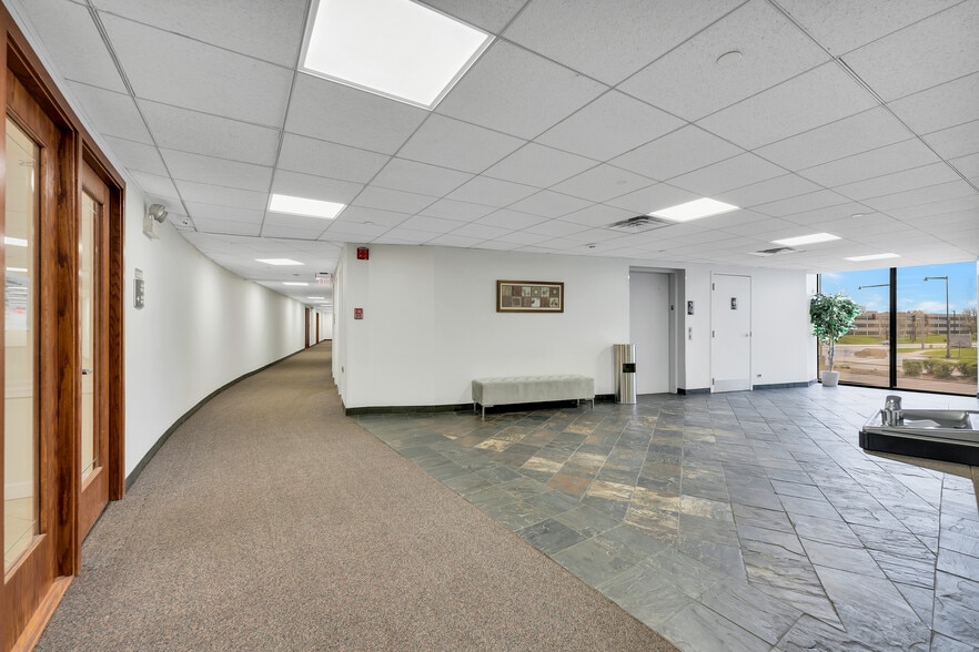 More Photos Of 800 Enterprise Dr, Oak Brook Medical For Sale