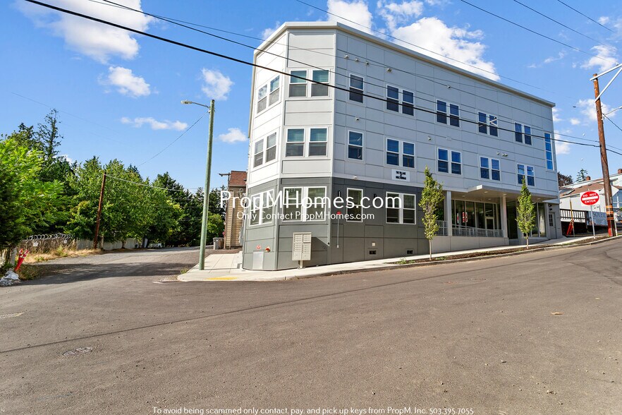 More Photos Of 7921 SW Old Capitol Hwy, Portland Flex For Lease