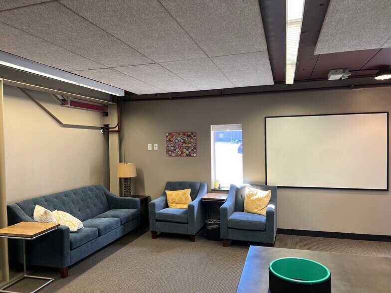 More Photos Of 219-223 Little Canada Rd E, Saint Paul Office For Lease