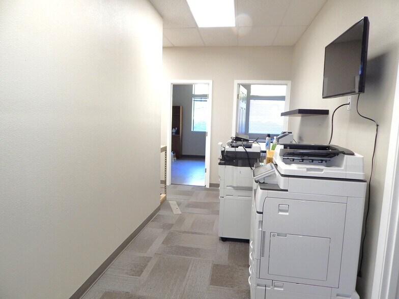 More Photos Of 2020-2040 NW Newcastle St, Roseburg Office For Lease