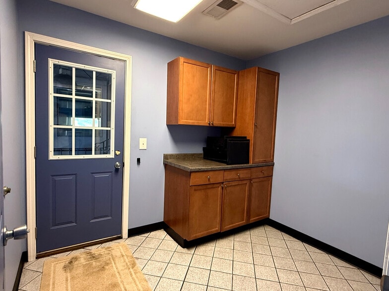 More Photos Of 117 Park Rd, Lexington Showroom For Sale