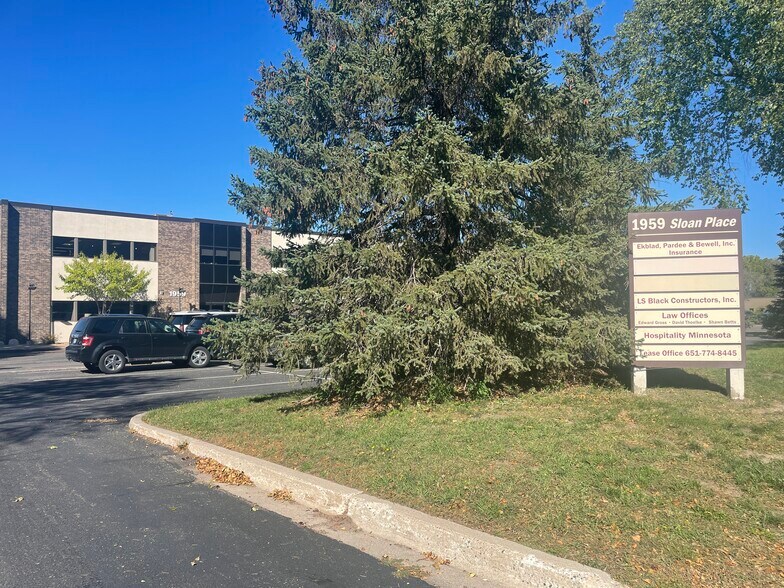 More Photos Of 1959 Sloan Pl N, Maplewood Office For Lease