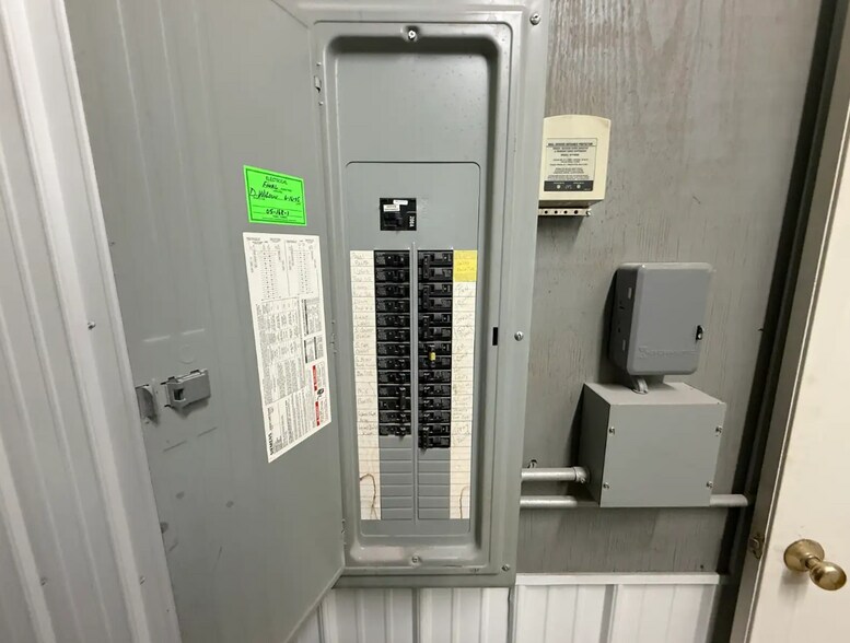 More Photos Of 207 N Main St, Olivet Auto Repair For Sale