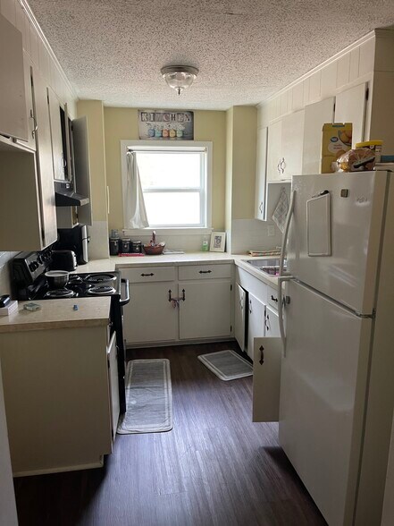 More Photos Of 301 Pine Wilderness Dr, Queen City Apartments For Sale