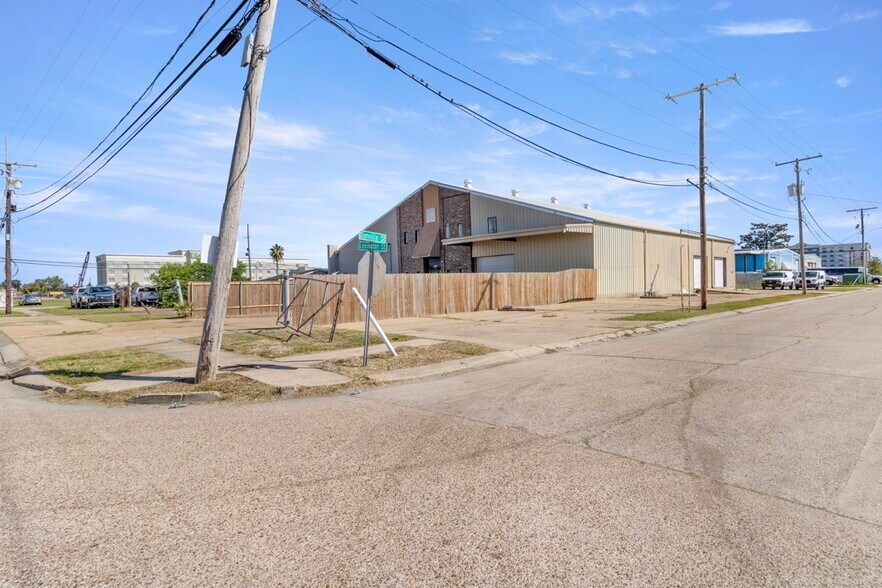 More Photos Of 2744 Lexington Ave, Kenner Warehouse For Lease