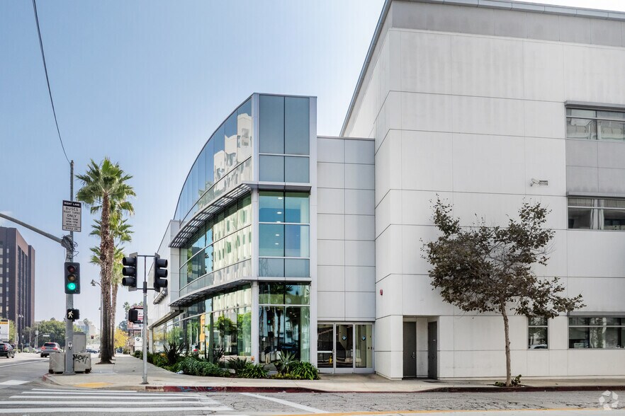 More Photos Of 5070 Wilshire Blvd, Los Angeles Auto Dealership For Lease