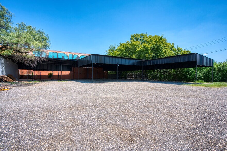 More Photos Of 1402 Hoefgen Ave, San Antonio Warehouse For Sale