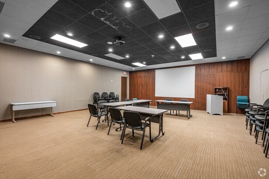 More Photos Of 7610 N Stemmons Fwy, Dallas Office For Lease