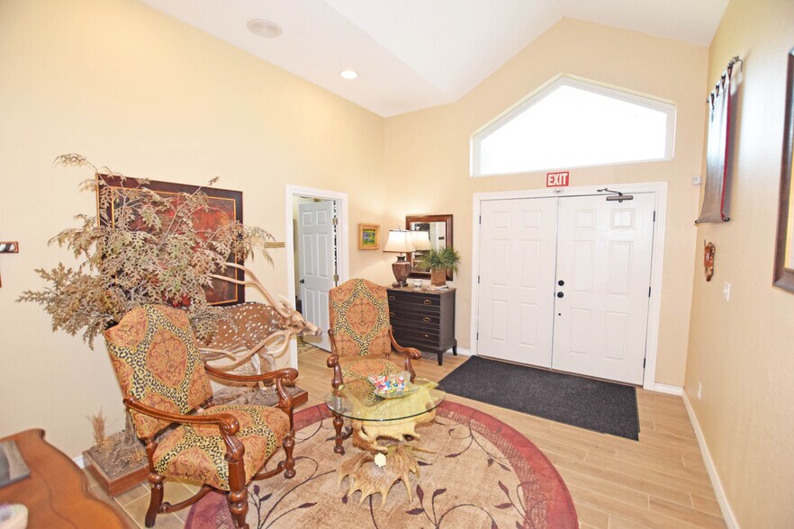 More Photos Of 327 SE Loop 338, Odessa Flex For Lease