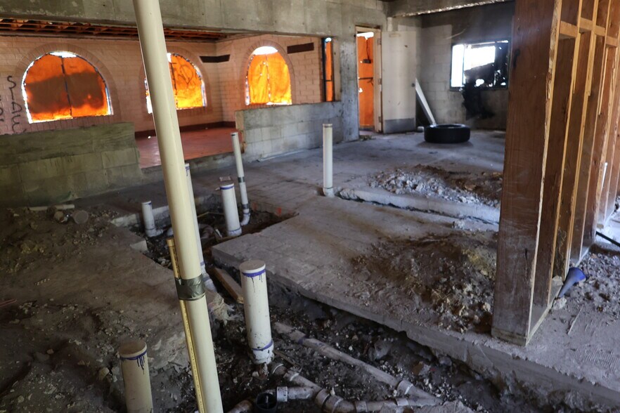 More Photos Of 14100 W Dixie Hwy, Miami Restaurant For Sale