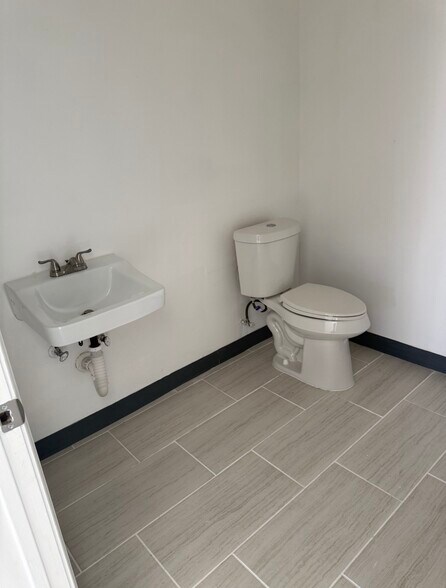 More Photos Of 12033 Veterans Memorial Dr, Houston Unknown For Lease