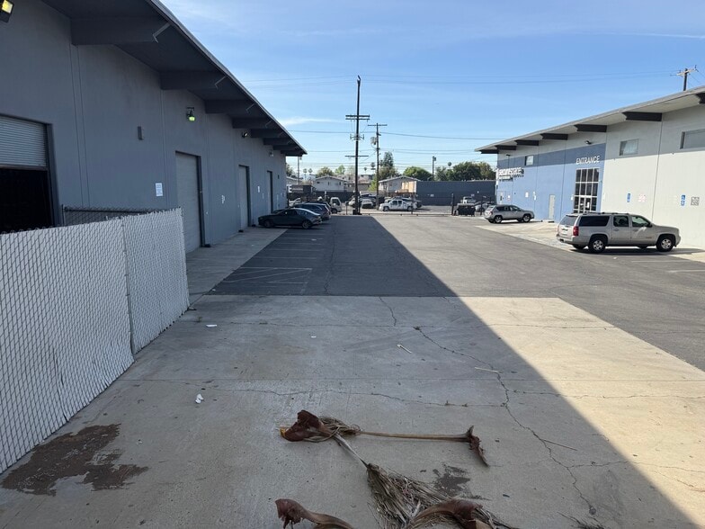 More Photos Of 7535 Woodman Pl, Van Nuys Warehouse For Lease